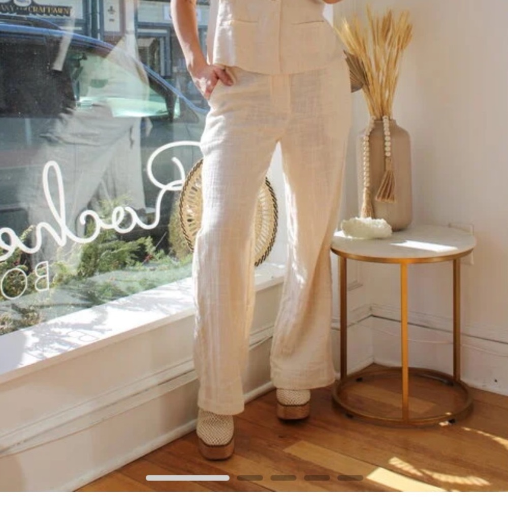 Free People NWOT - tailored pants in color Cream. Size M